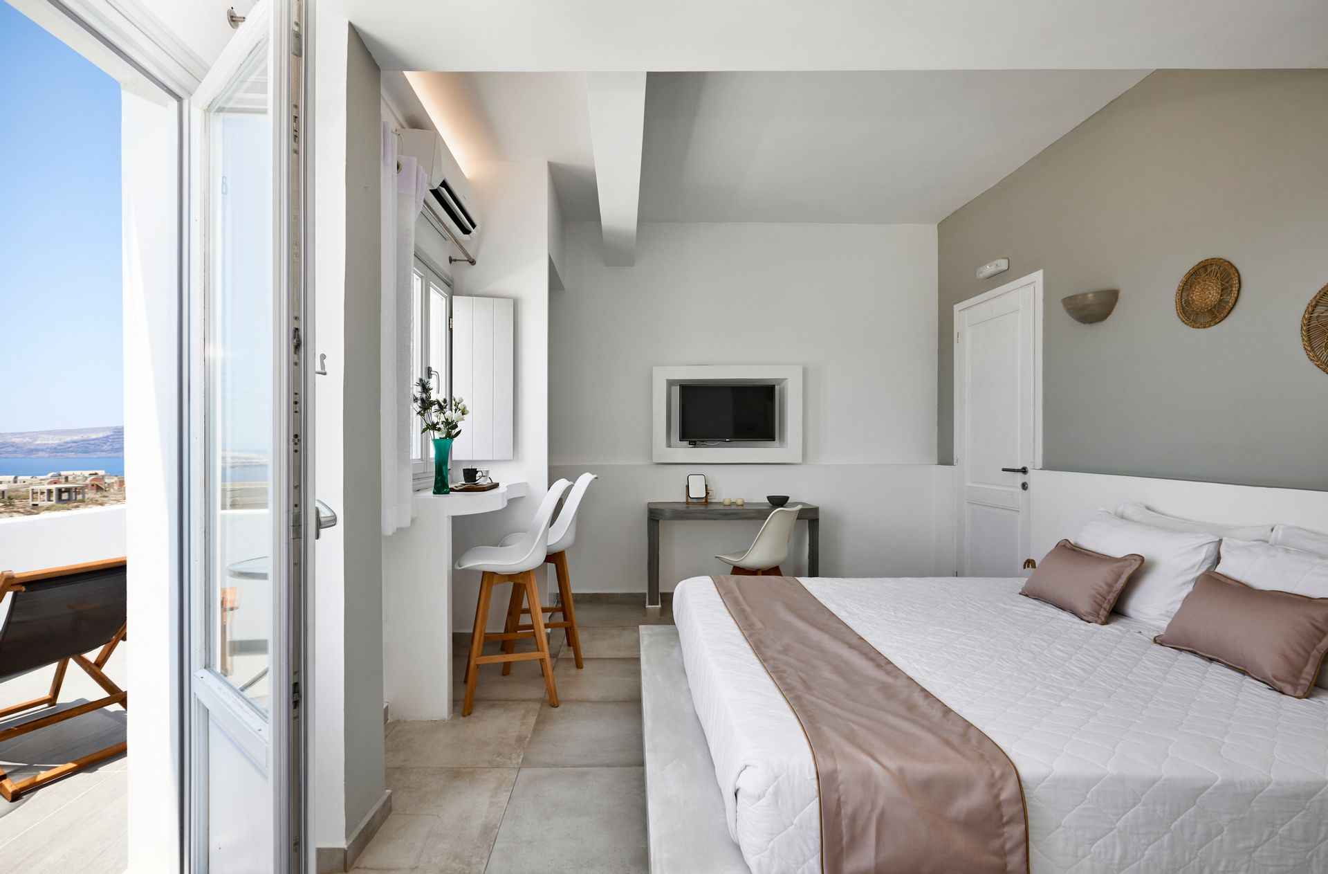 Deluxe Room with hot tub and sea view