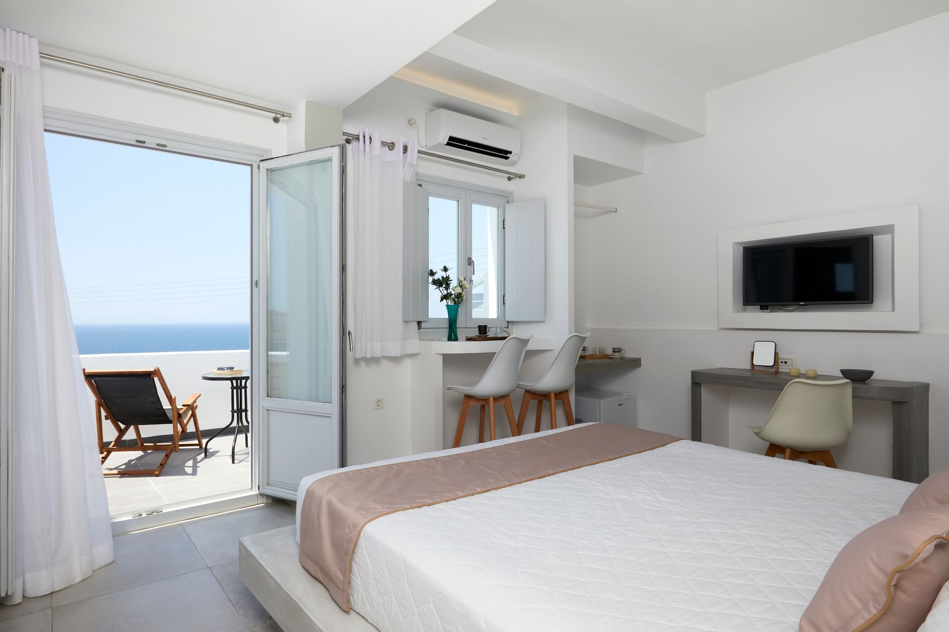 Deluxe Room with hot tub and sea view