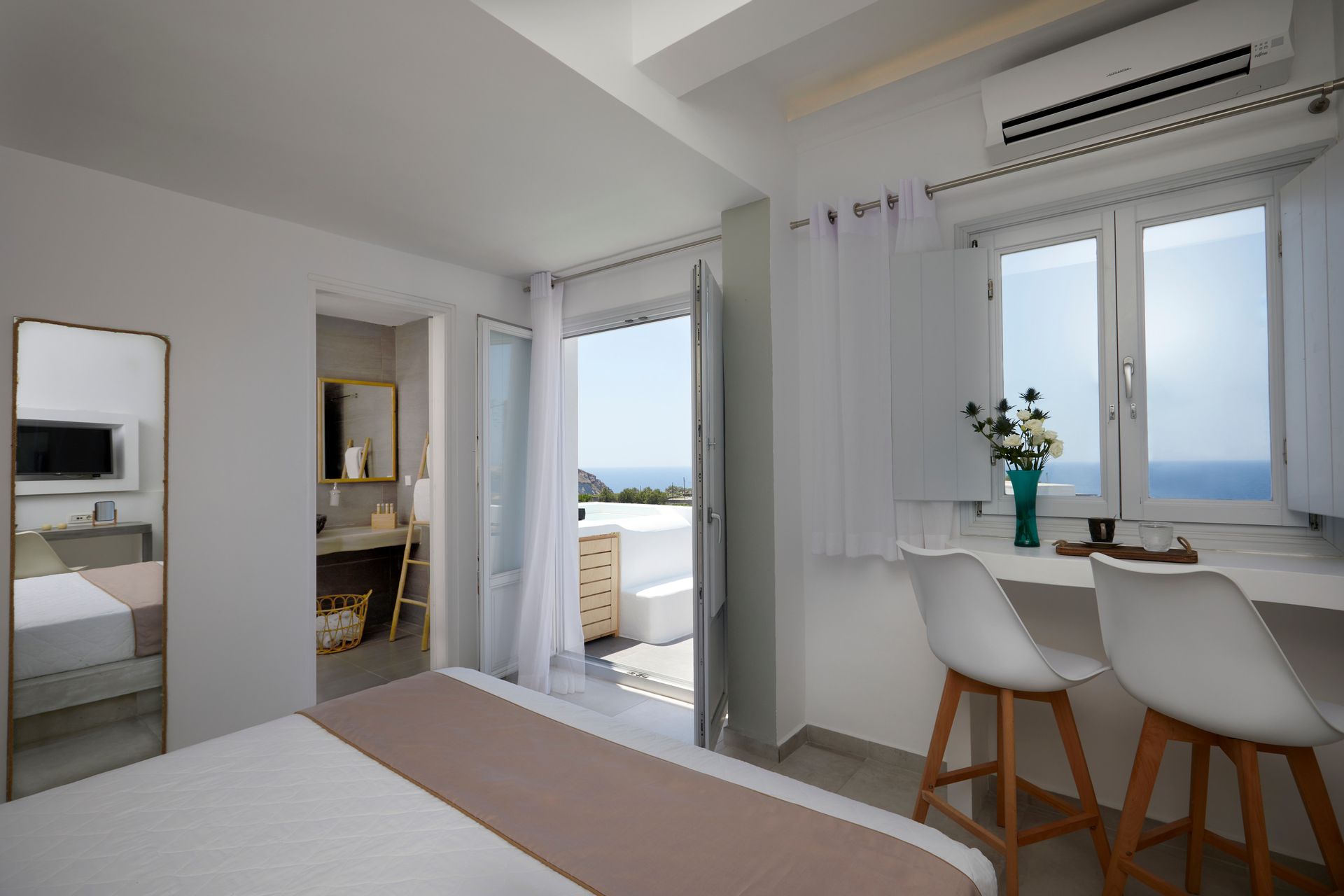 Deluxe Room with hot tub and sea view