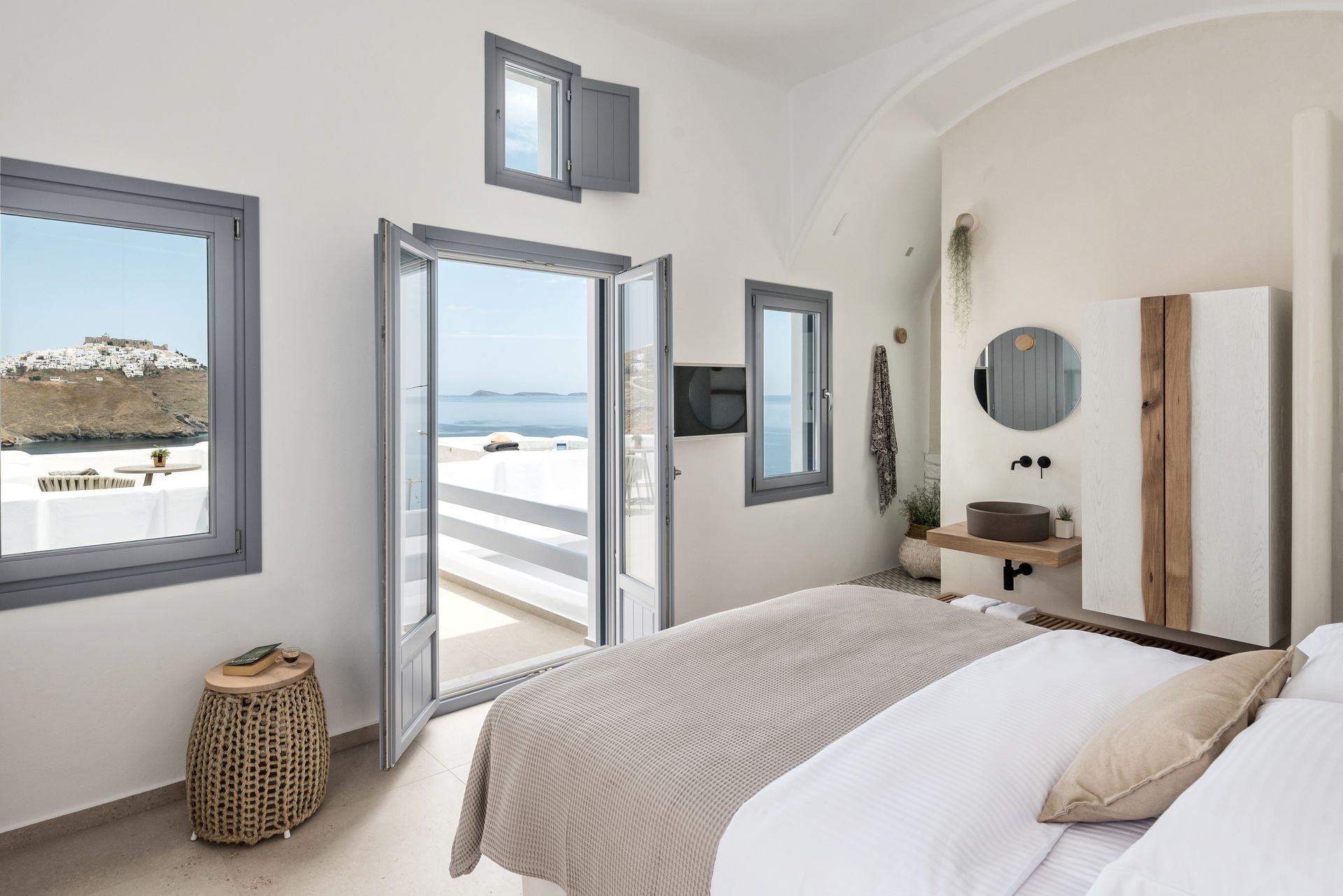Saluti Honeymoon Suite