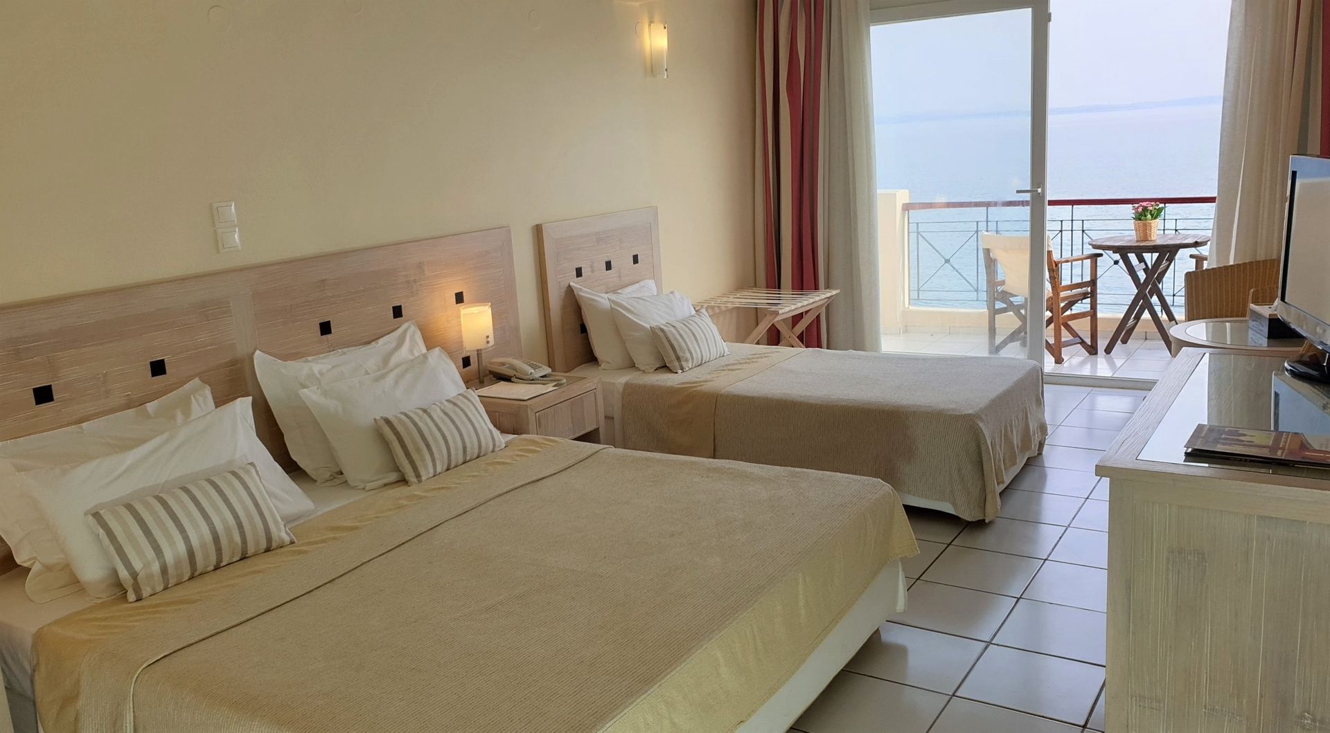 Cozy Triple Room with Sea View