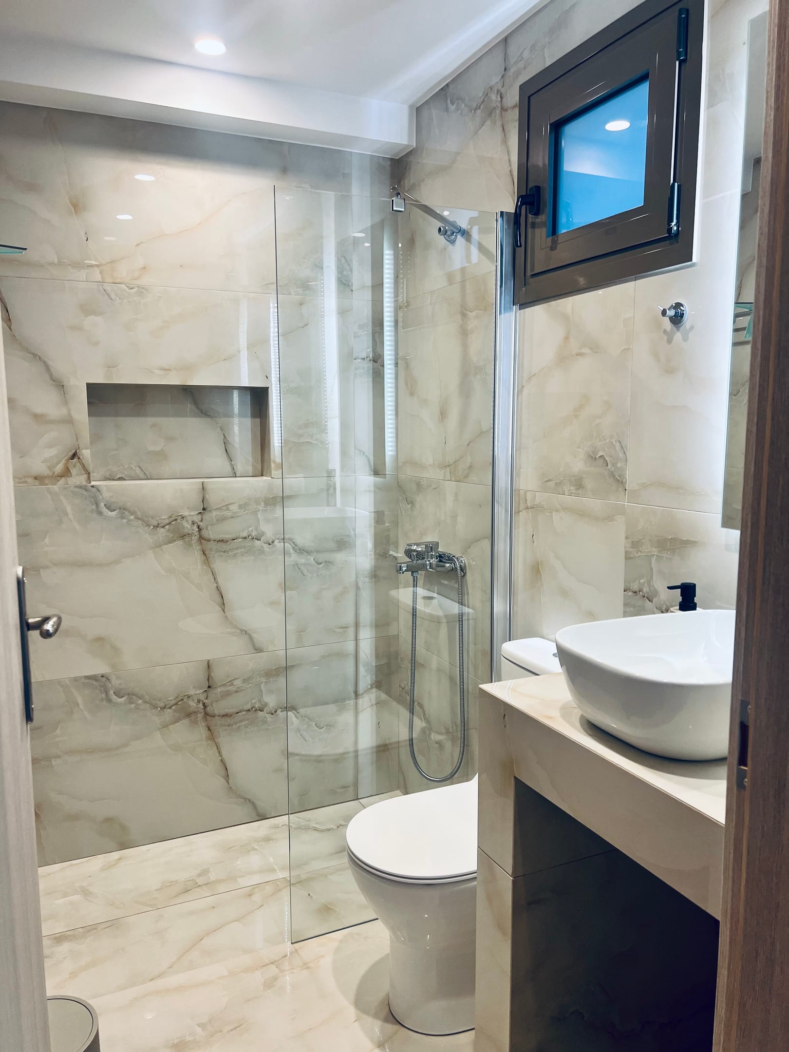 COUNTRY GARDEN HOUSE