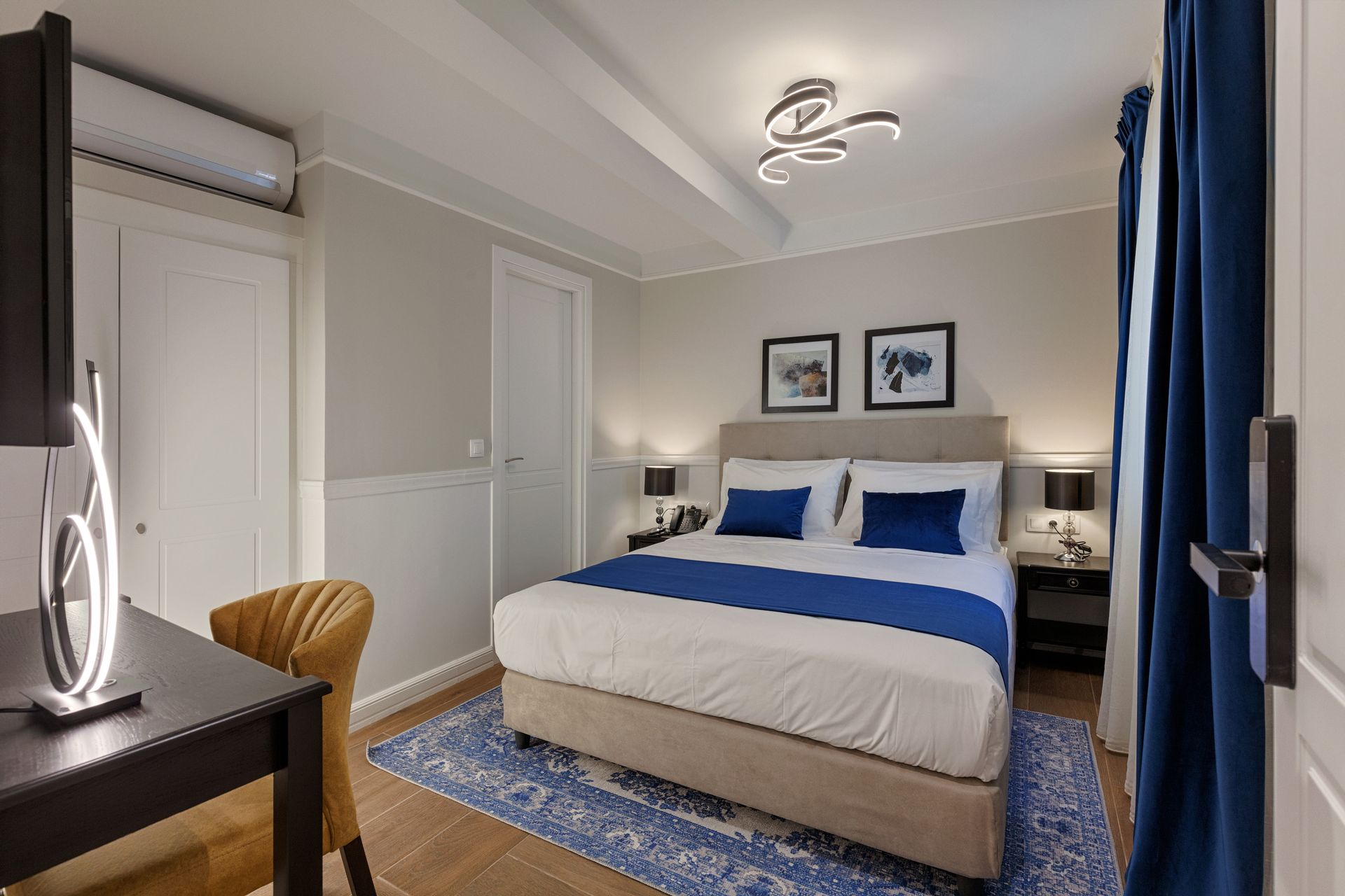 Classic room with yard view