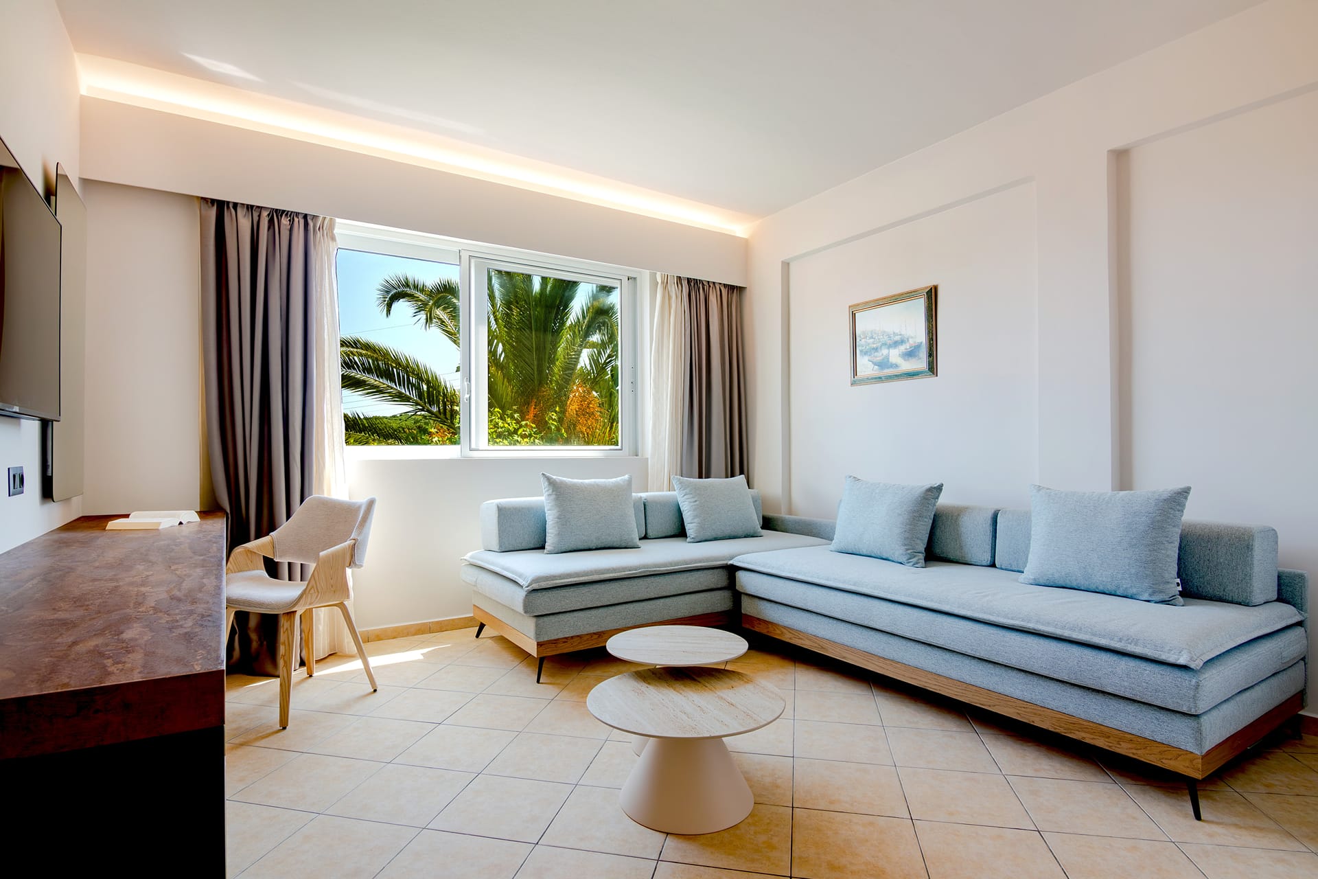 EXECUTIVE SUITE SIDE SEA VIEW
