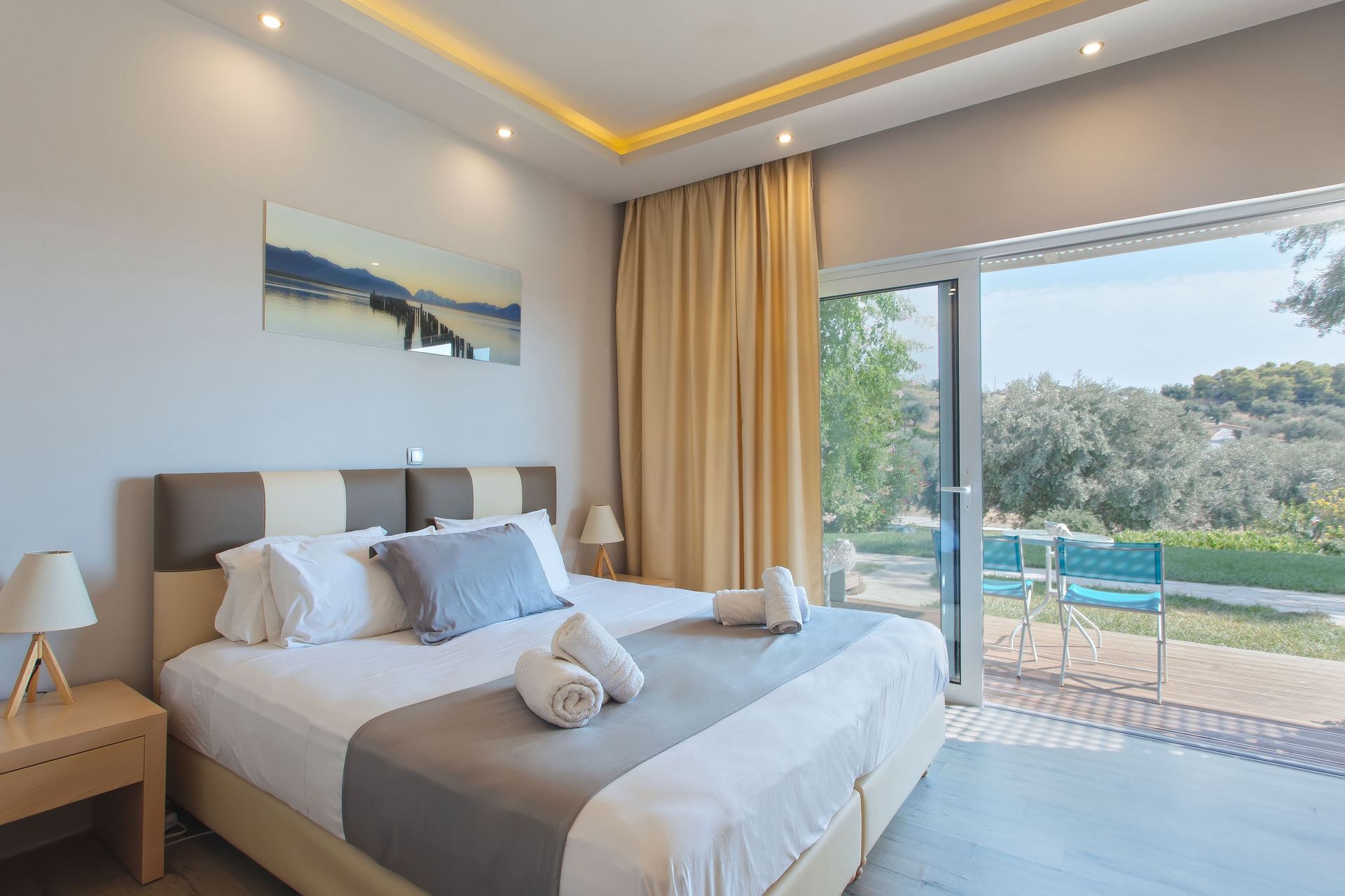 Luxury Triple Room with Shared Pool