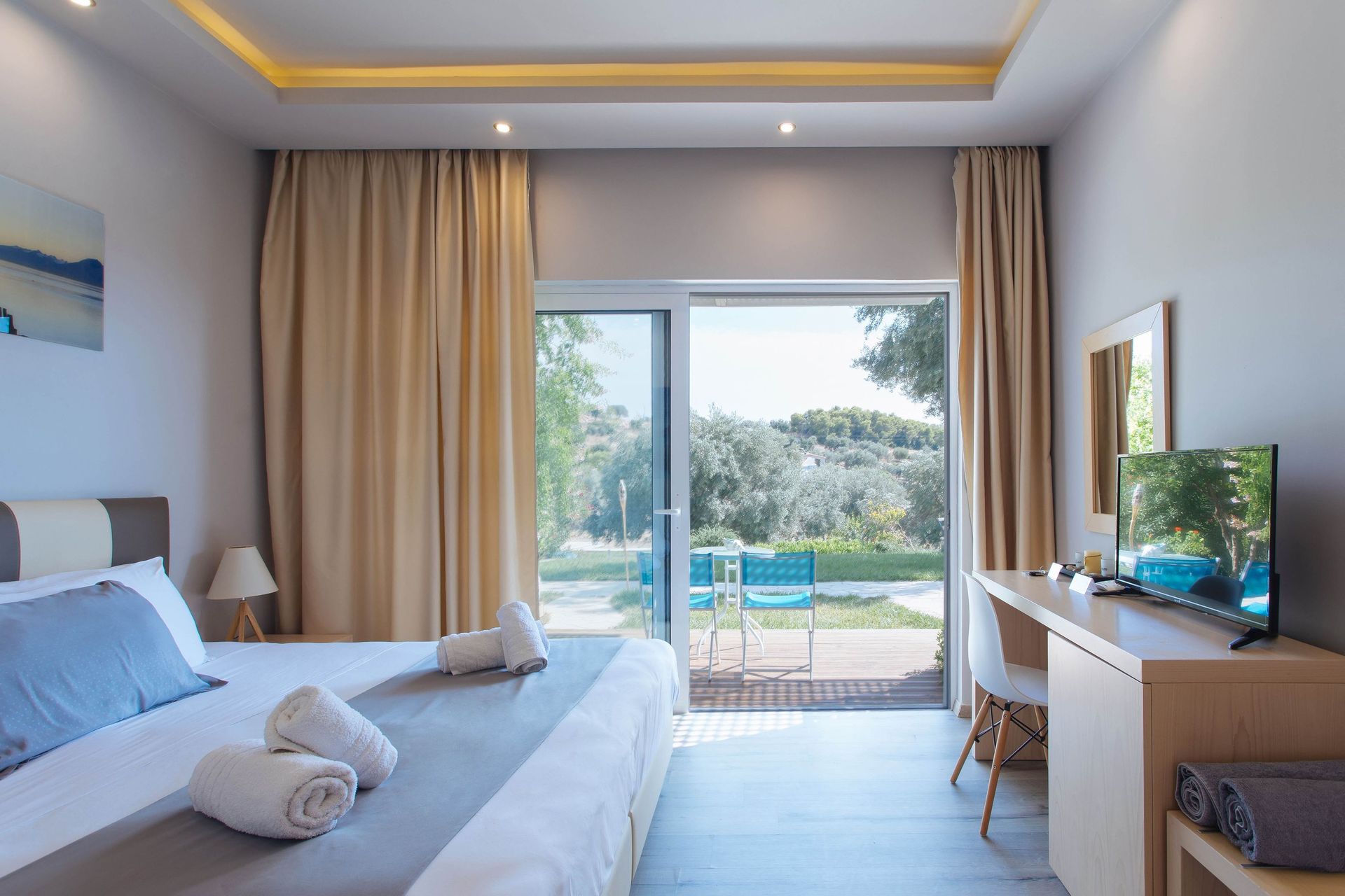 Luxury Triple Room with Shared Pool