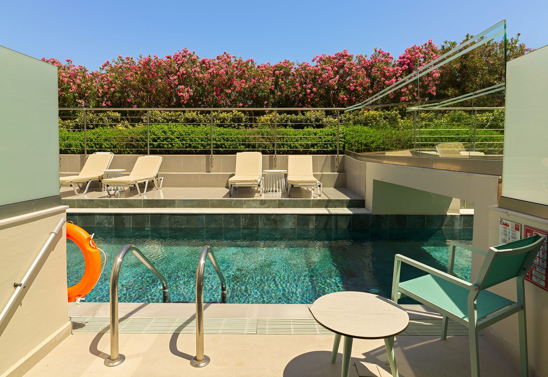 Deluxe Swim Up Room