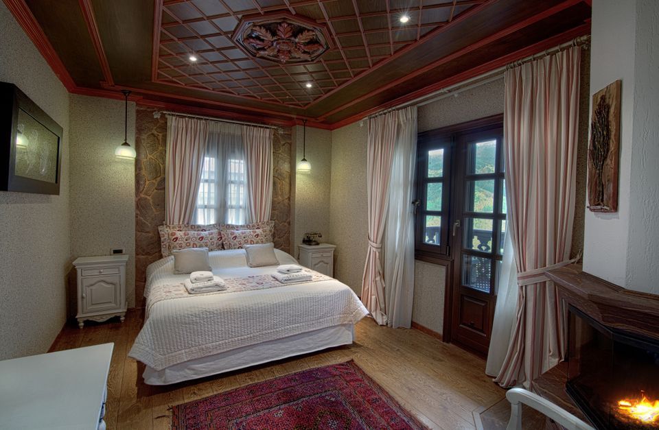 Superior Double Room with Fireplace &amp; Side Mountain View [Poplar | Cedar | Almond | Fir]