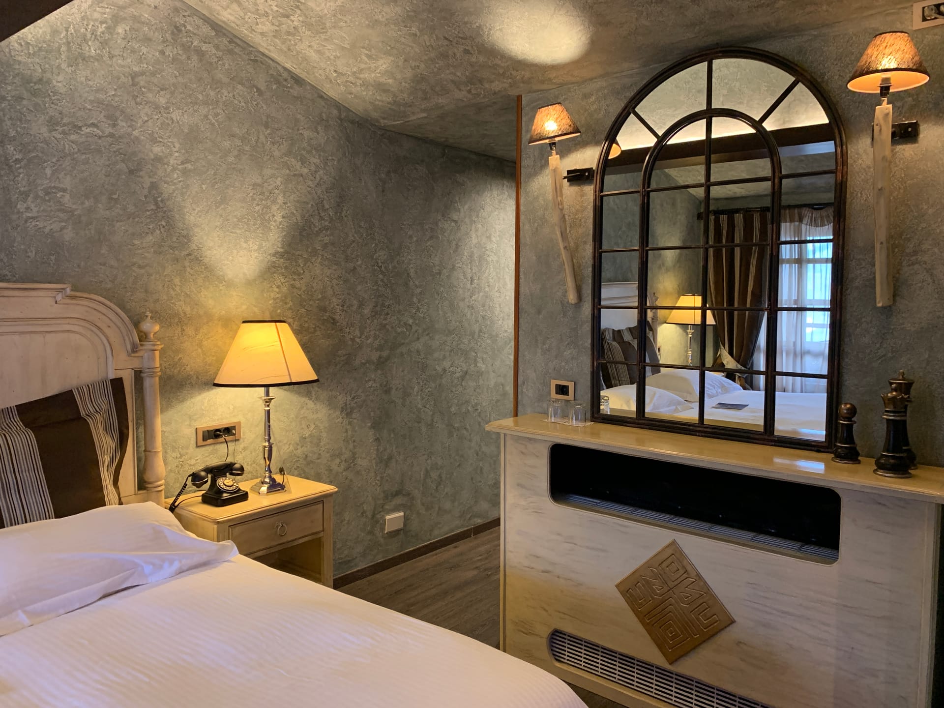 Junior Suite with Fireplace &amp; Mountain View [Juniper | Spruce | Myrtle | Birch]