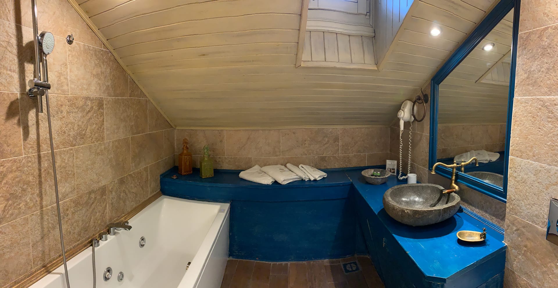 Junior Suite with Fireplace &amp; Mountain View [Juniper | Spruce | Myrtle | Birch]