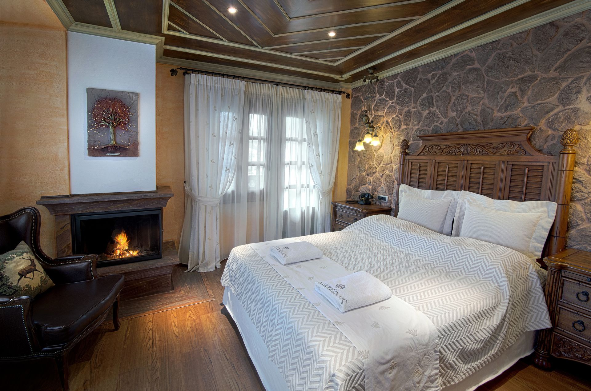 Deluxe family room with fireplace and mountain view ( Walnut | Oak )