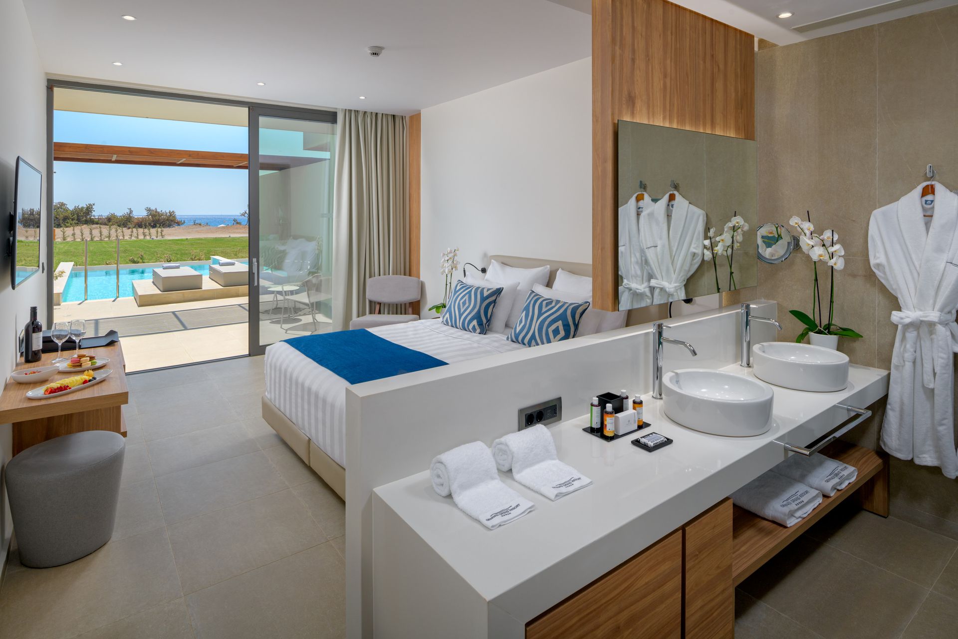 Suite with Private Pool & Sea View