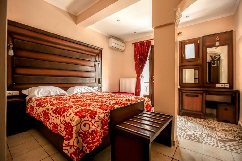 Double Room with Balcony and Meteora View