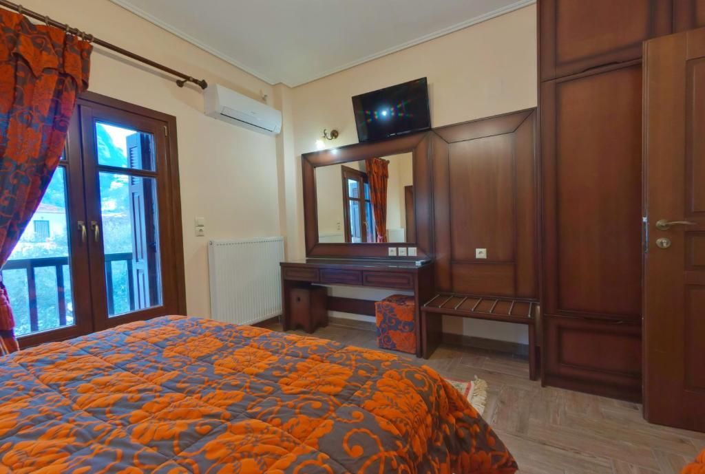 Family Apartment with Balcony and Meteora View