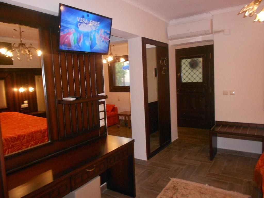 Family Apartment with Terrace and Side Meteora view