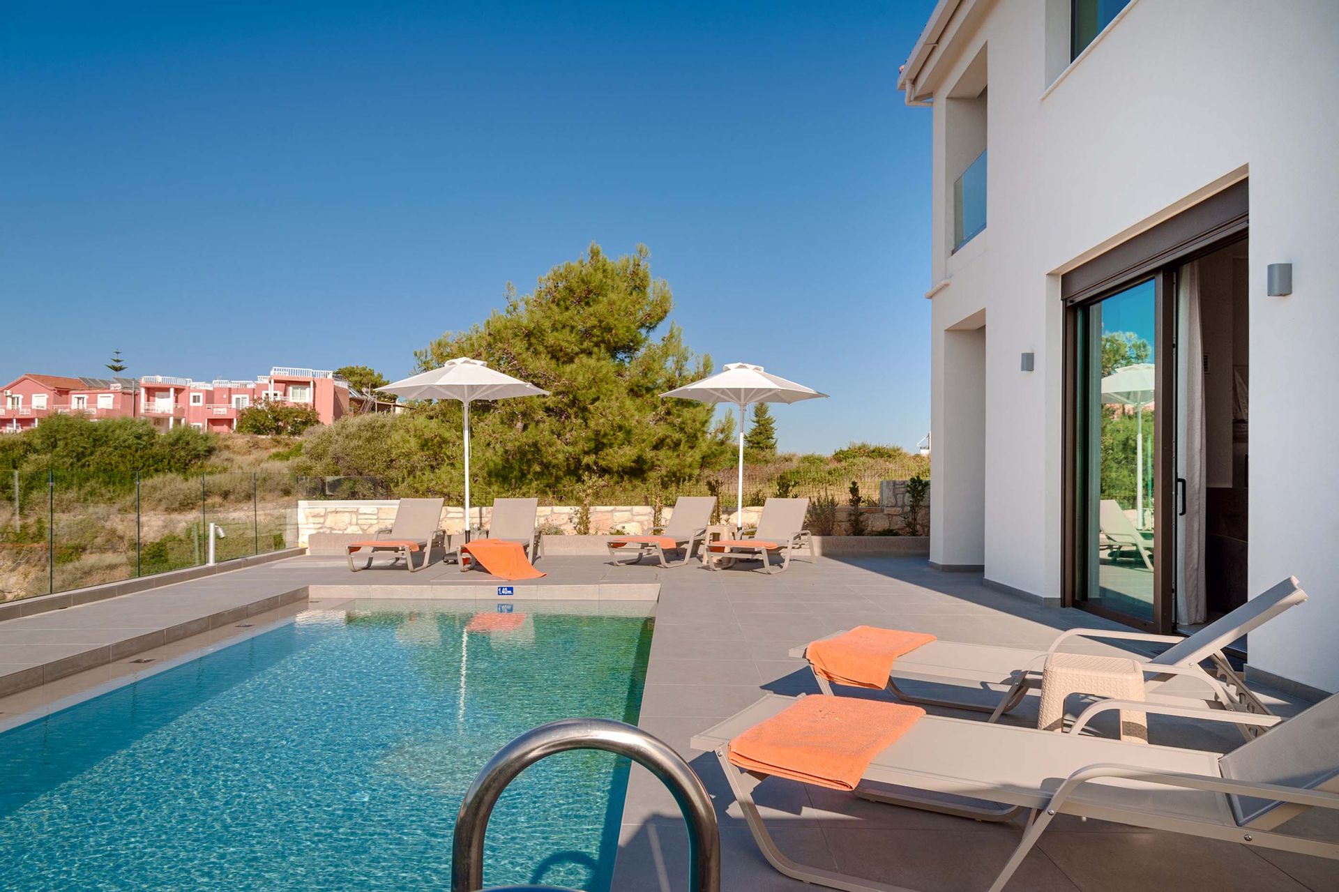 Elvoria IV - Luxury close to the sea!
