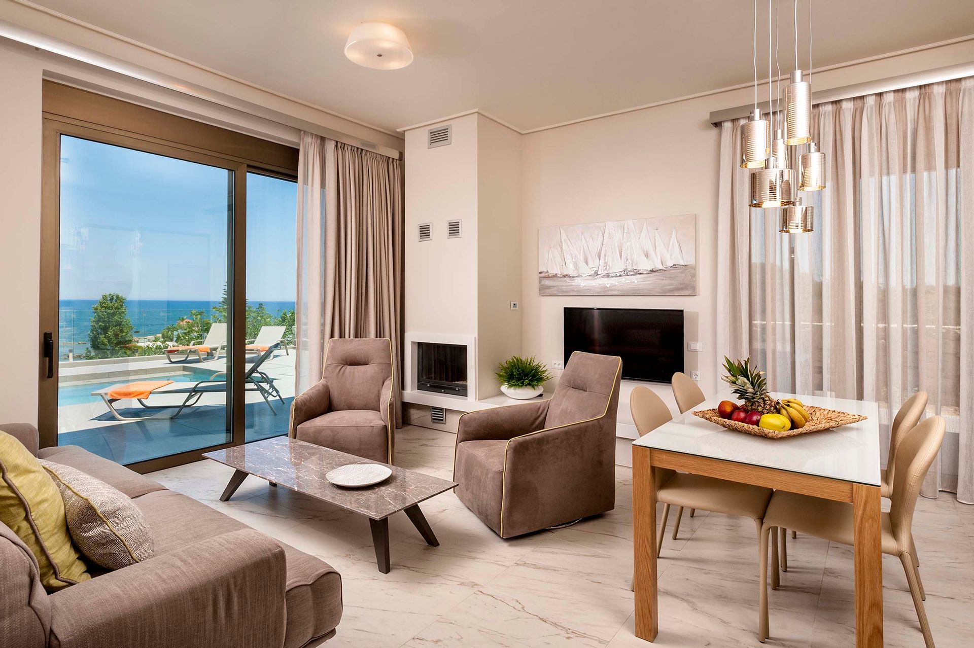 Elvoria IV - Luxury close to the sea!