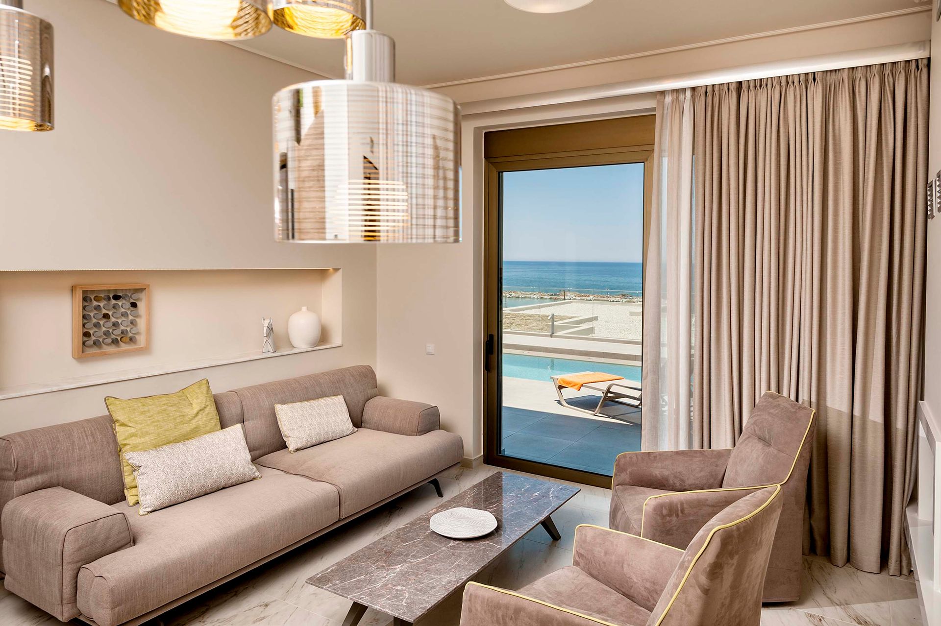 Elvoria IV - Luxury close to the sea!