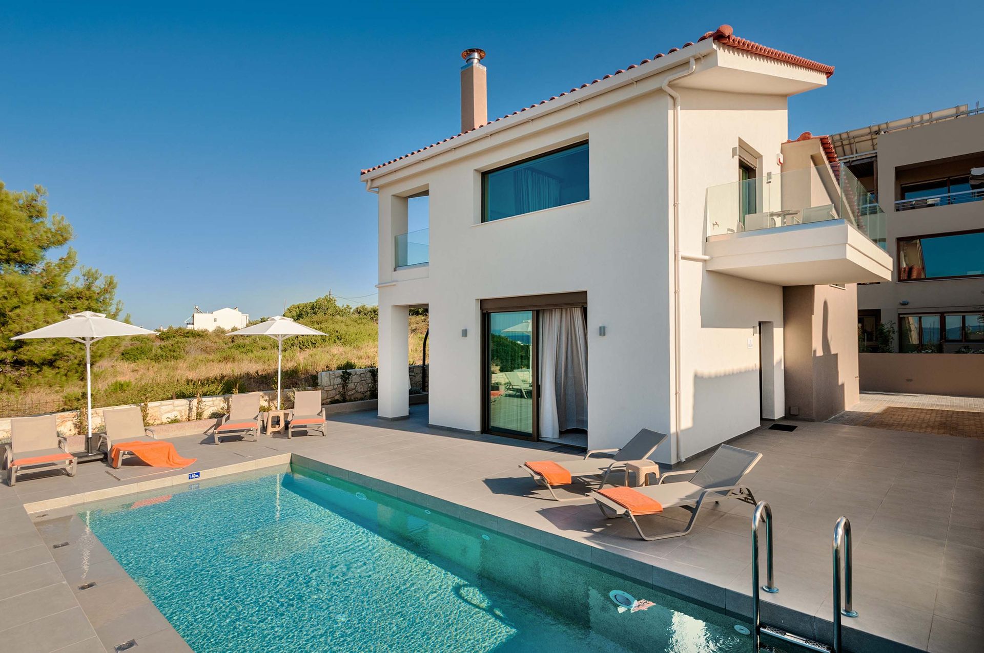 Elvoria IV - Luxury close to the sea!