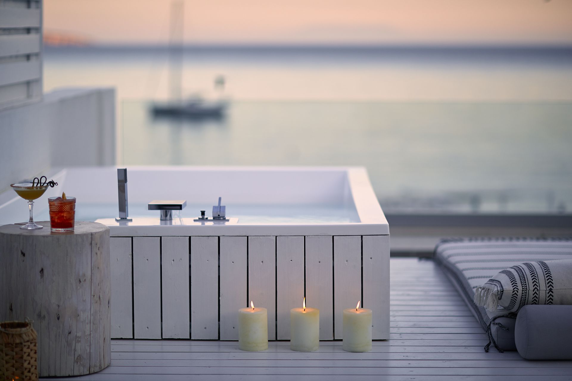 Beachfront Executive Junior Suite with Sea View - Outdoor Jacuzzi