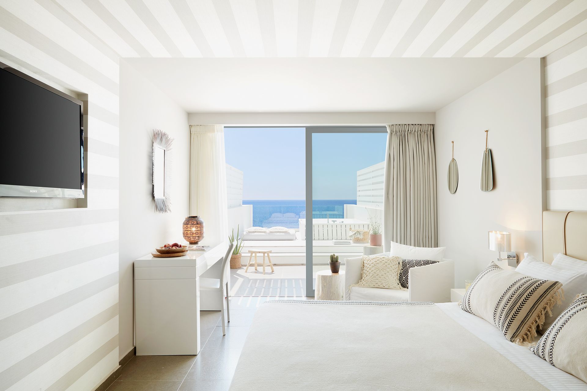 Beachfront Deluxe Junior Suite with Sea View - Outdoor Jacuzzi