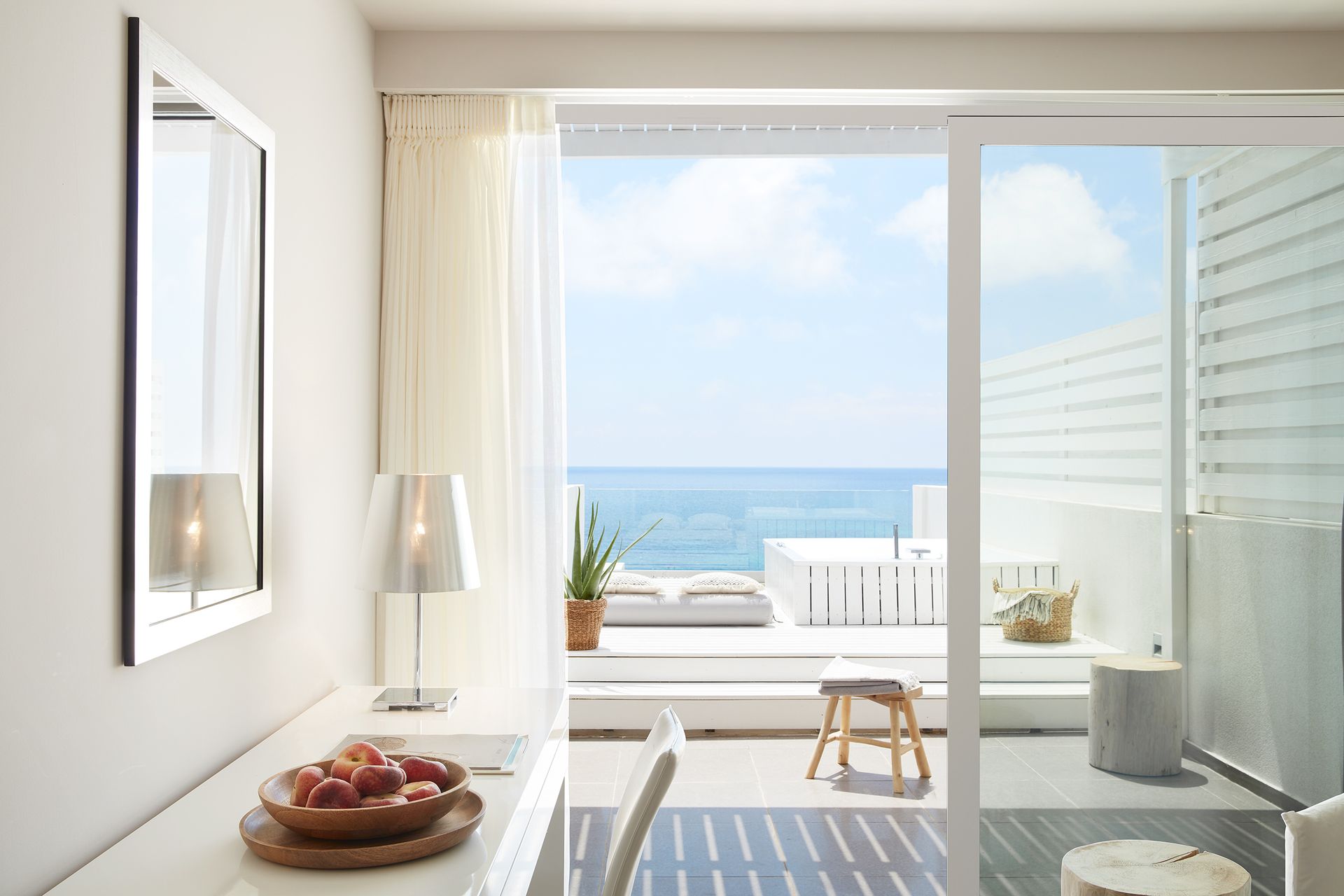 Beachfront Deluxe Junior Suite with Sea View - Outdoor Jacuzzi