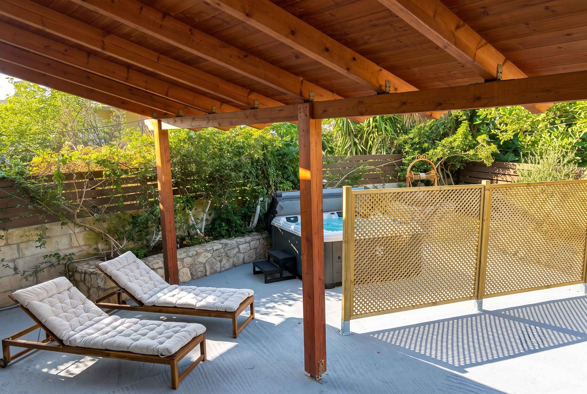 Despina Jacuzzi Studio - Walk to Lake Kournas