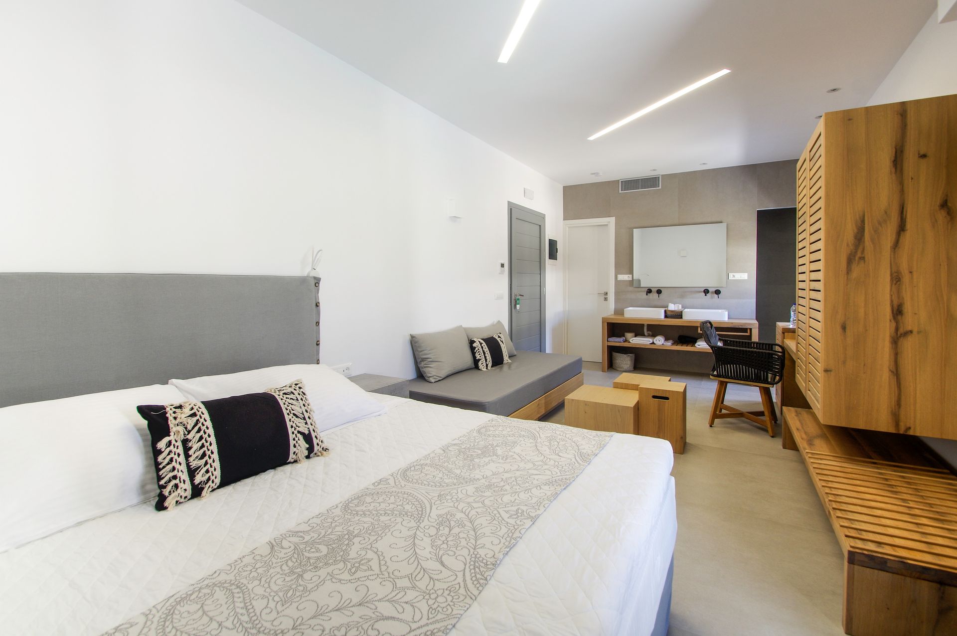 Family Suite with Beach View &amp; Jacuzzi