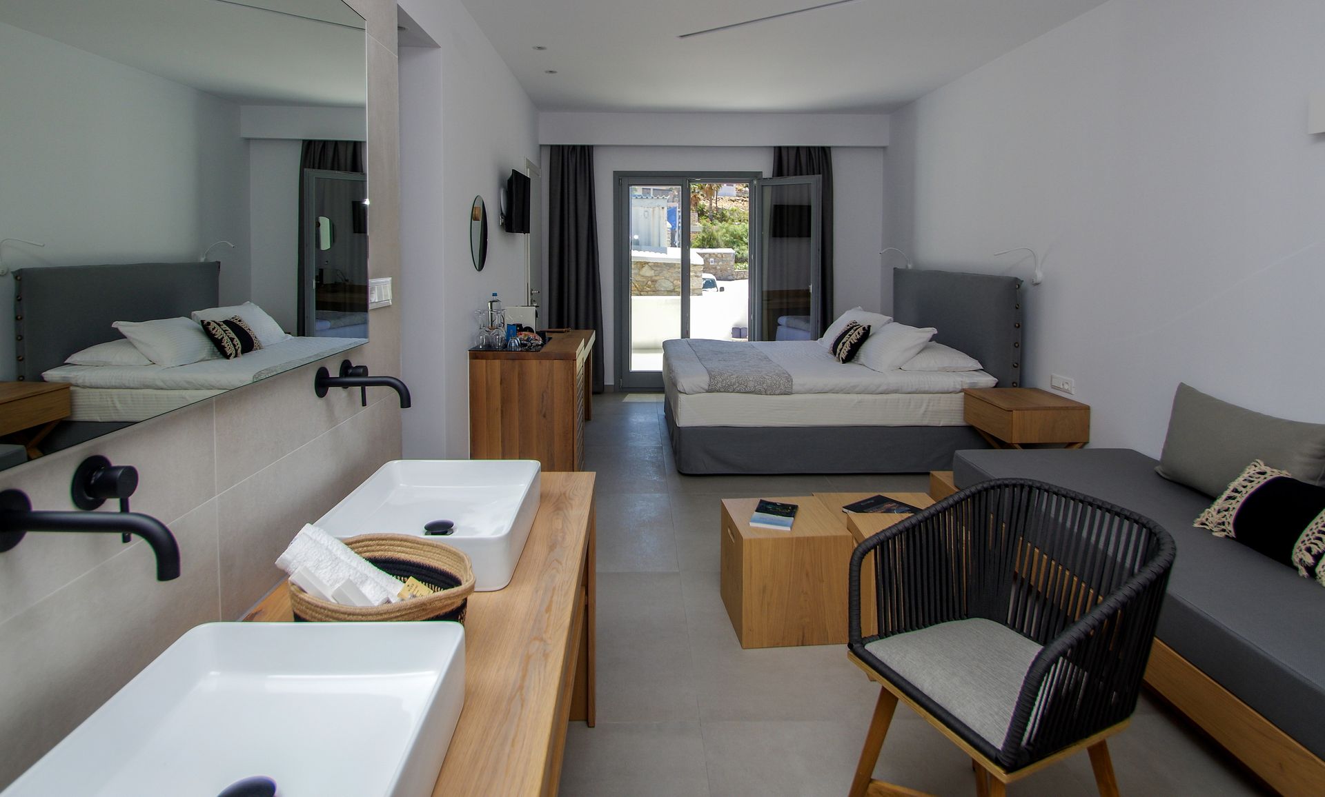 Family Suite with Beach View &amp; Jacuzzi