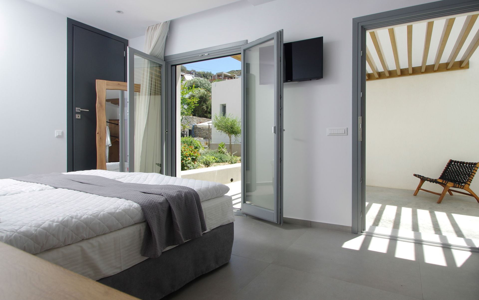 Executive Suite with Jaccuzi and garden view