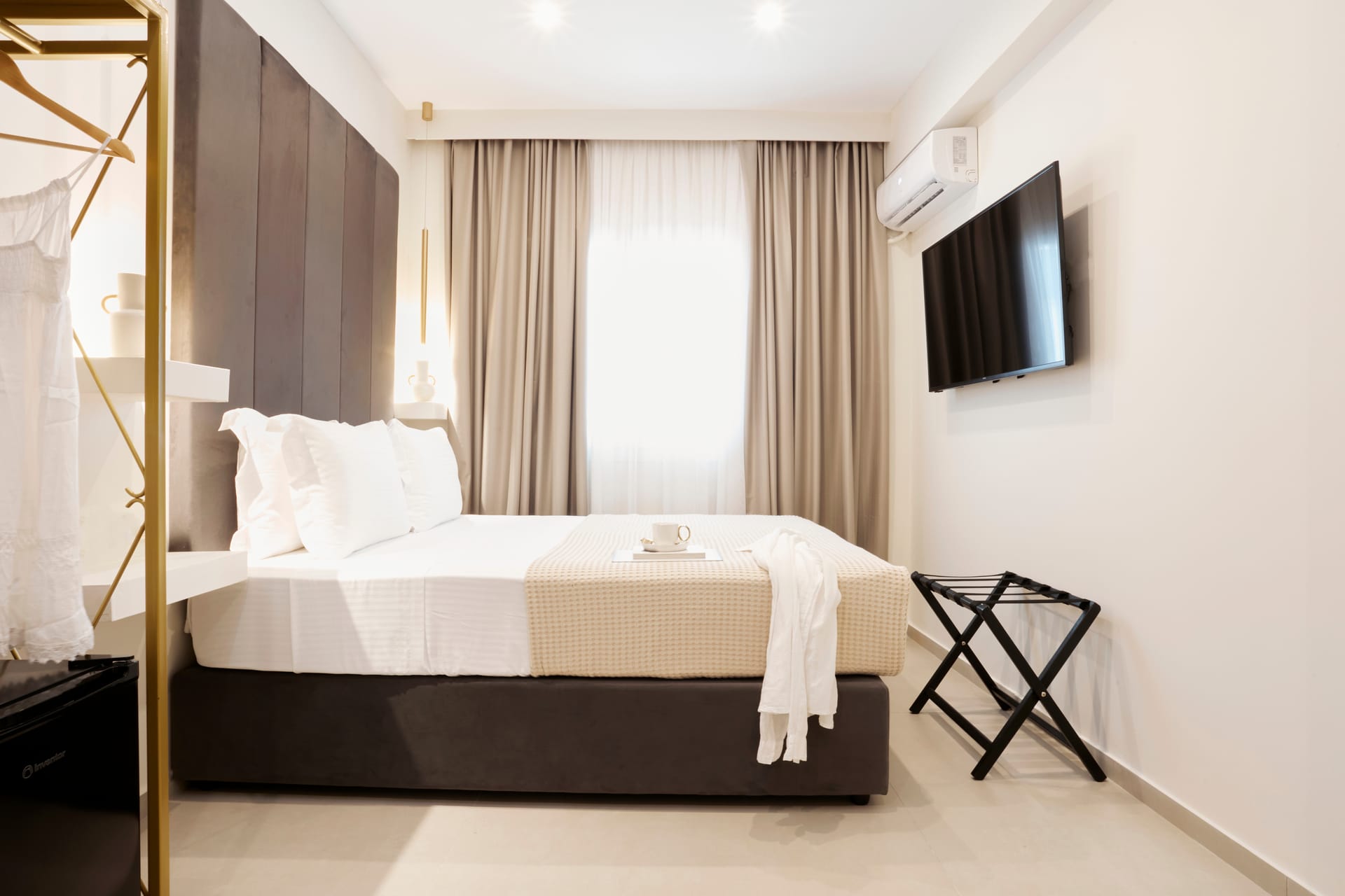 Suite with Bathtub