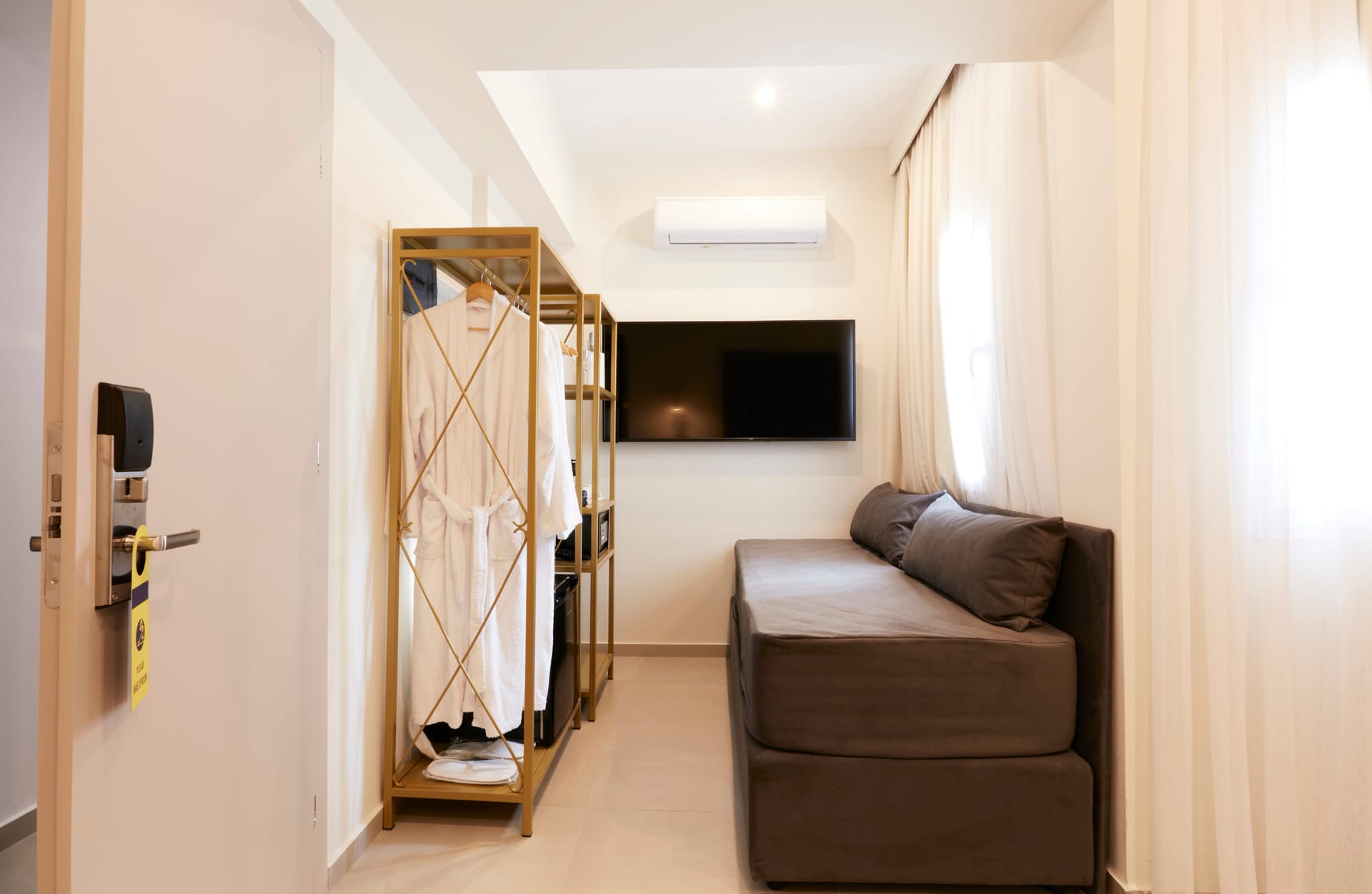 Suite with Bathtub