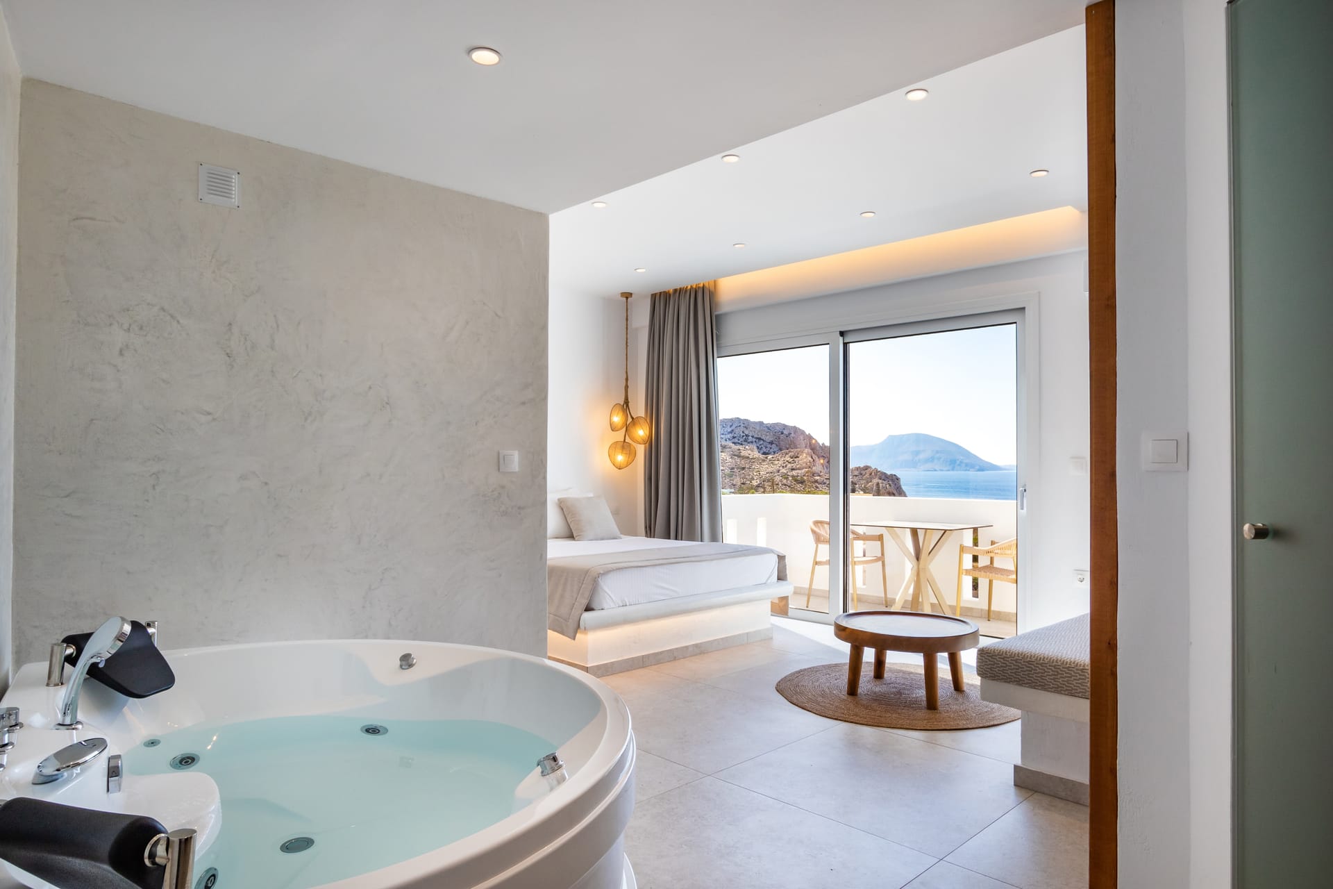 Luxury Suite with Indoor Jetted Tub & Sea View
