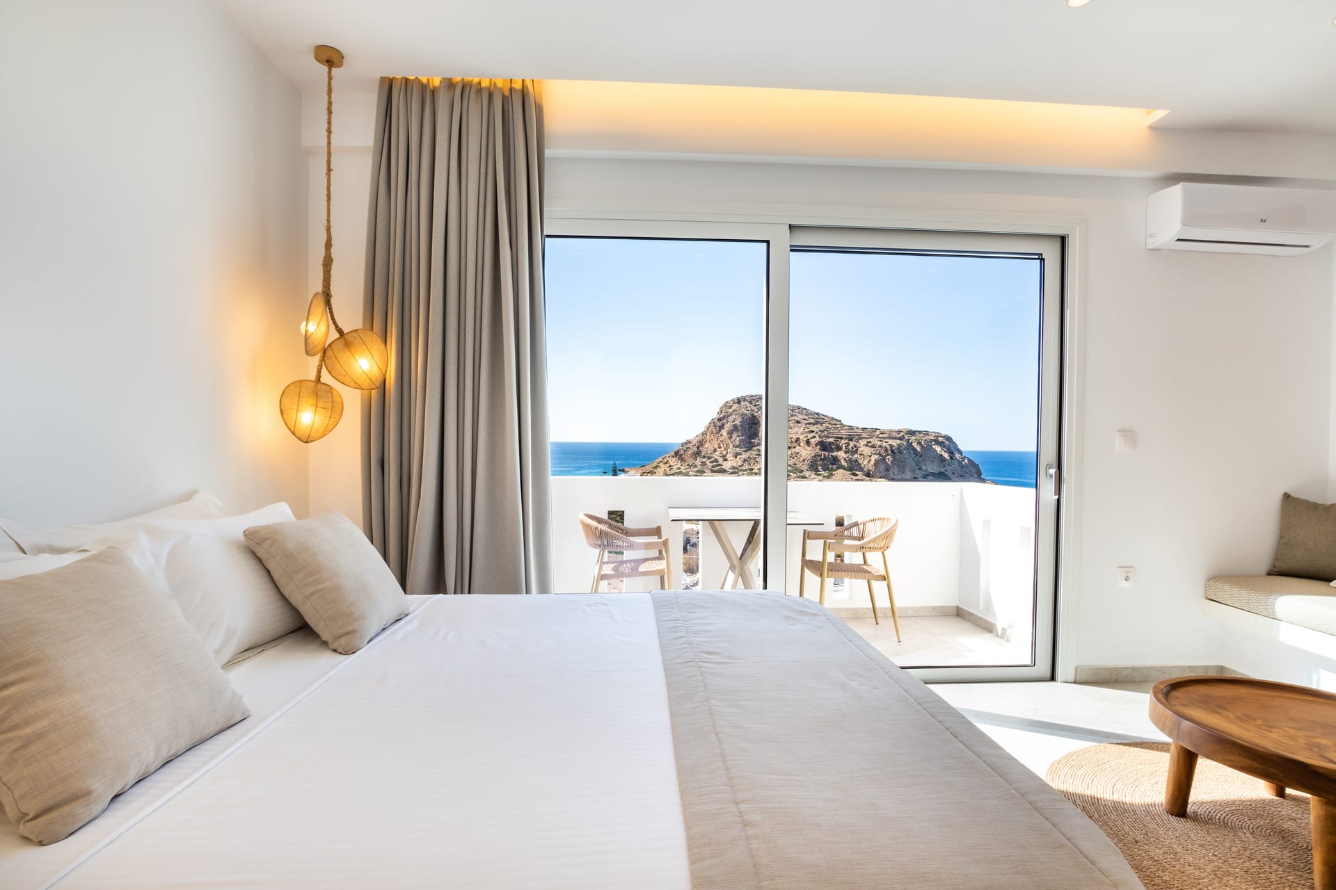 Luxury Suite with Indoor Jetted Tub &amp; Sea View