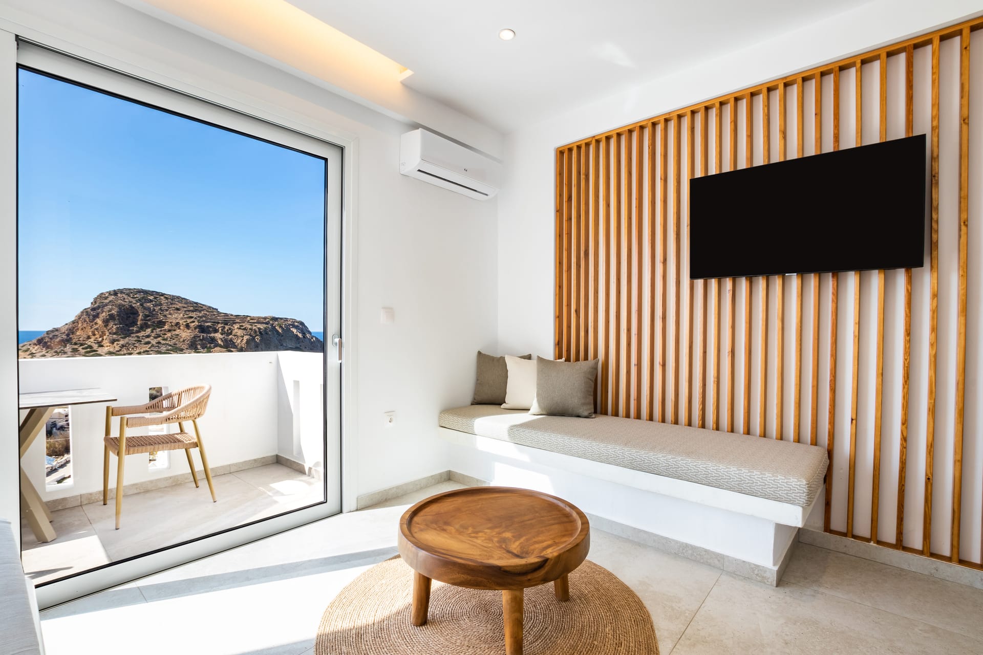 Luxury Suite with Indoor Jetted Tub &amp; Sea View