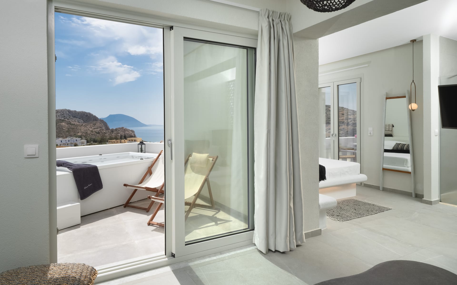 Luxury Suite with Outdoor Jetted Tub &amp; Sea View