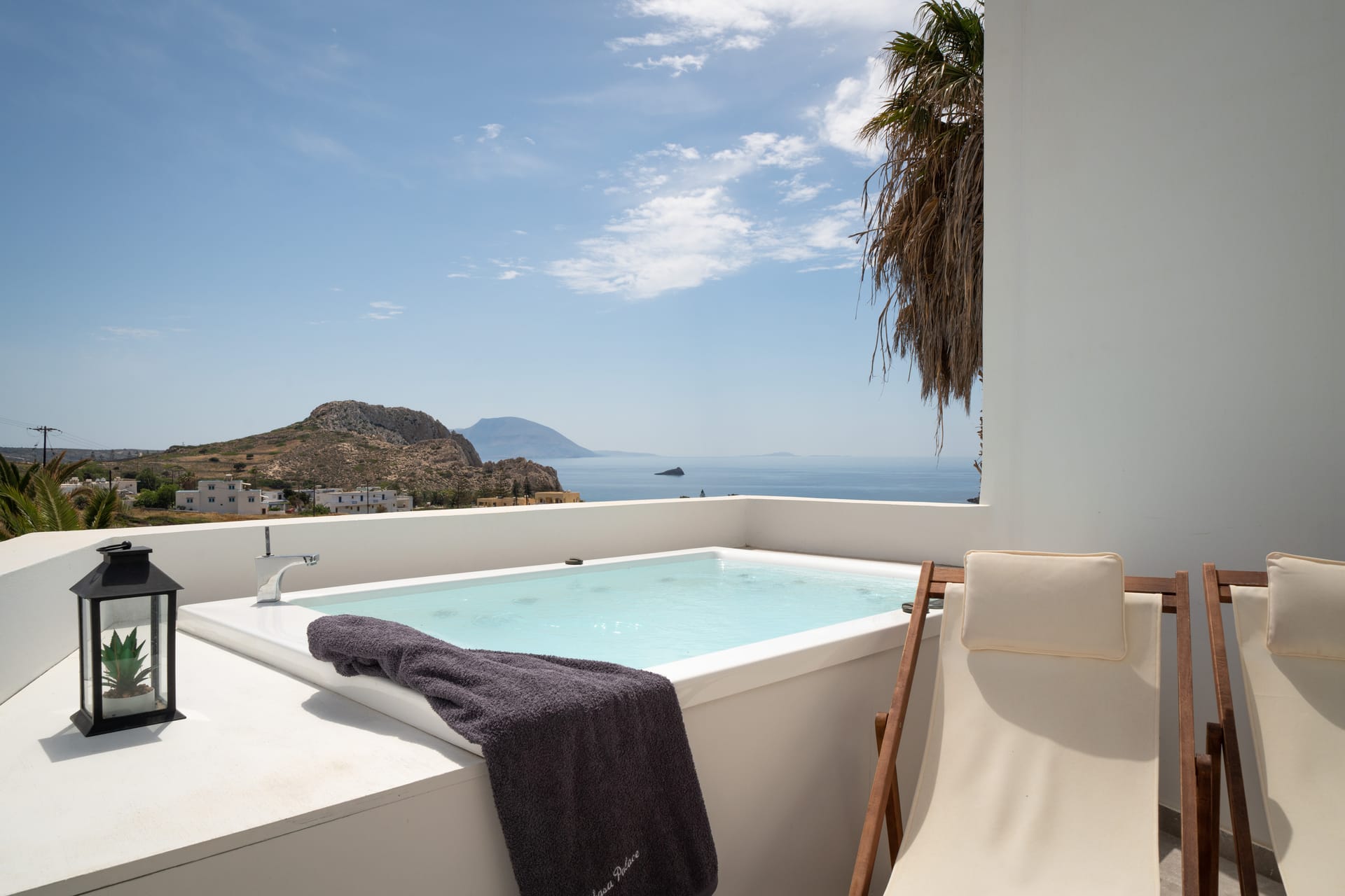 Luxury Suite with Outdoor Jetted Tub &amp; Sea View