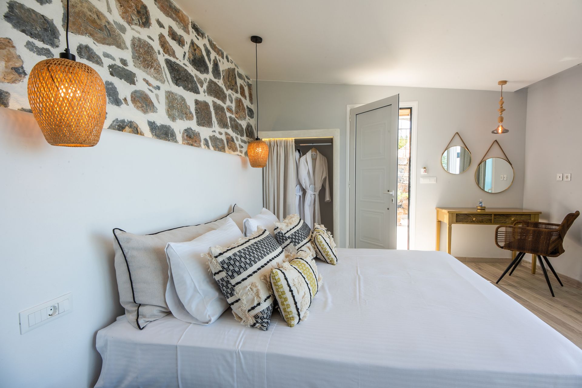 Suite with Private Outdoor Jacuzzi and Sea View