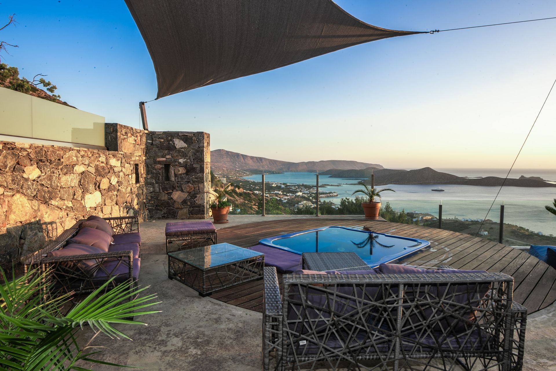 Suite with Private Outdoor Jacuzzi and Sea View