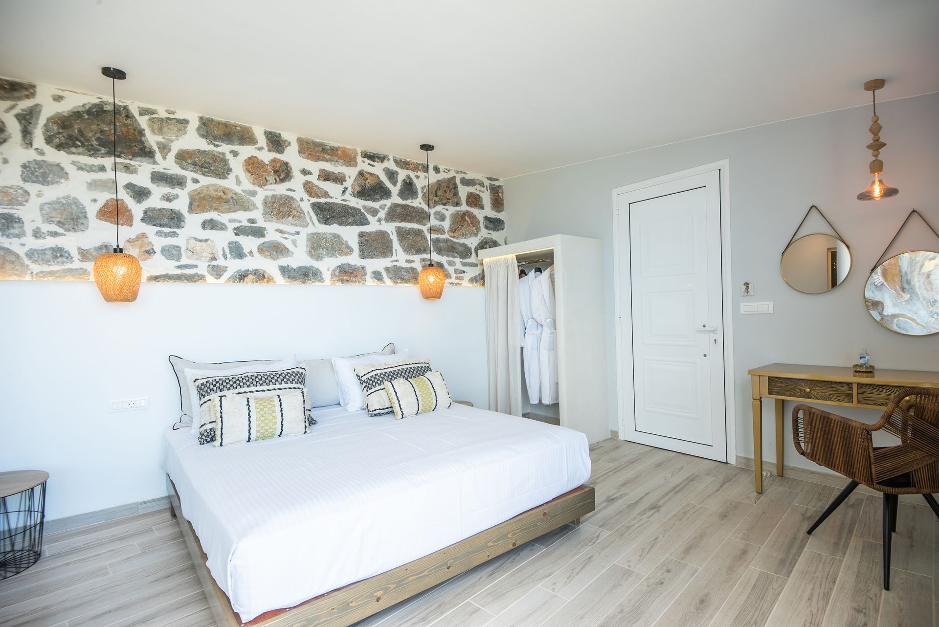 Suite with Private Outdoor Jacuzzi and Sea View