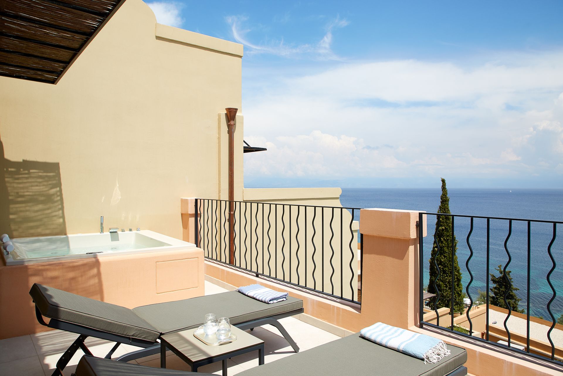 Deluxe Suite Whirlpool Sea View