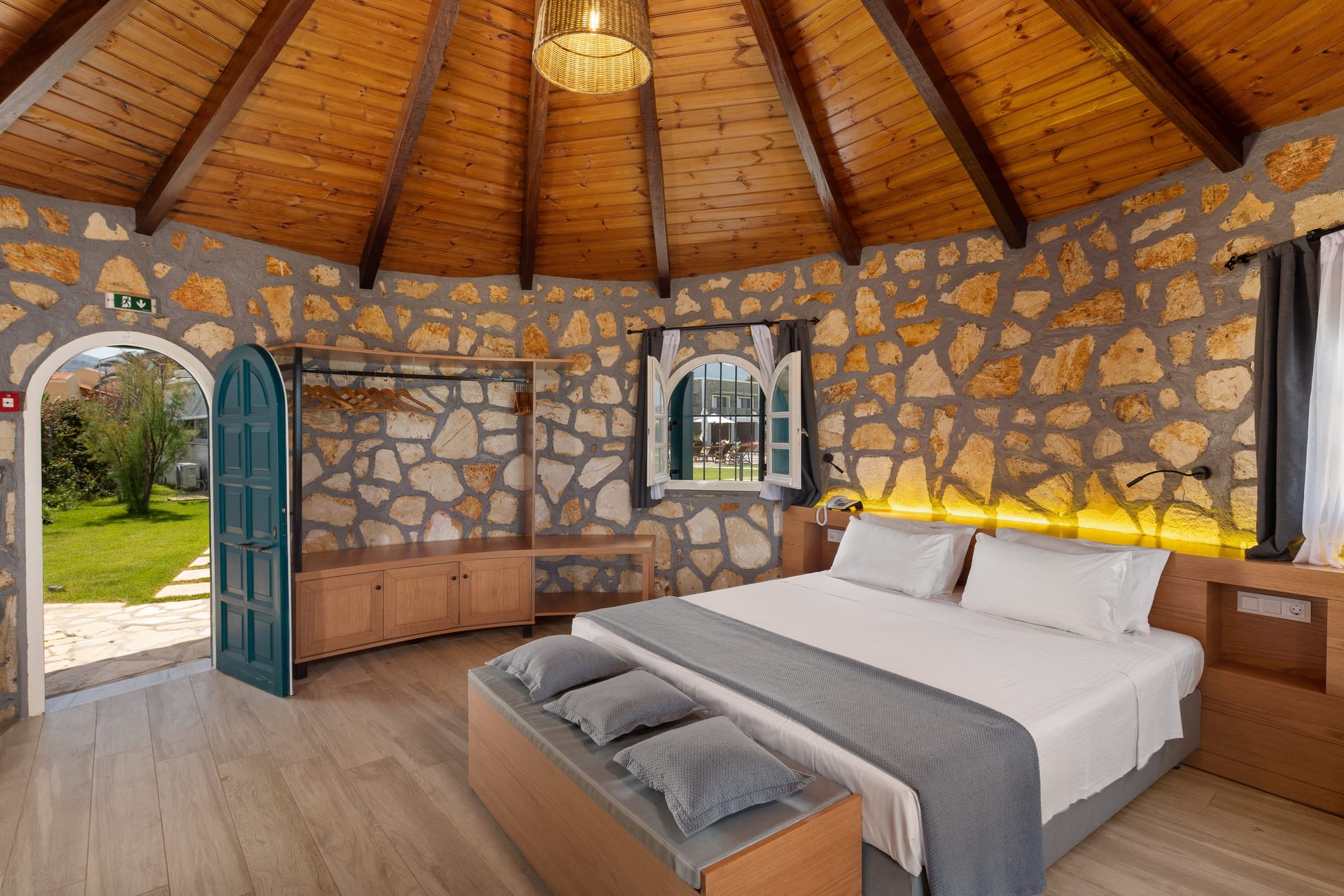 Romantic Suite on Beach Side