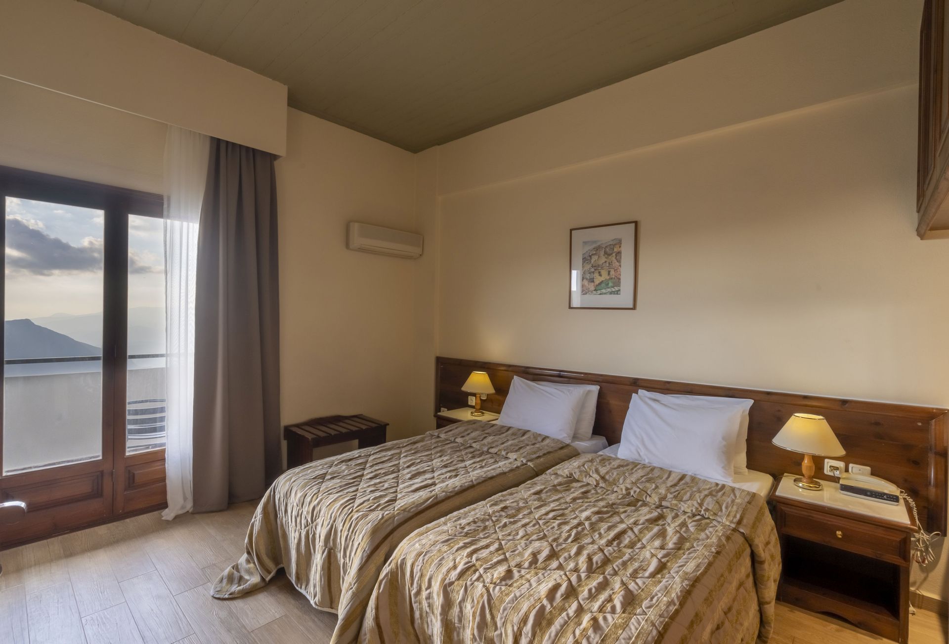 Standard Delphi Valley View Room