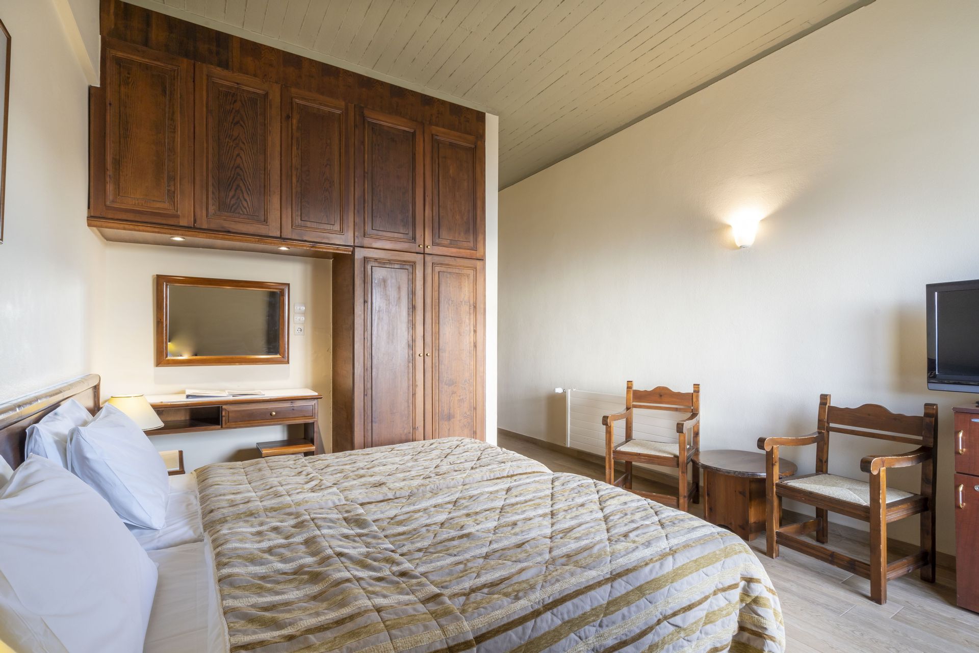 Standard Delphi Valley View Room