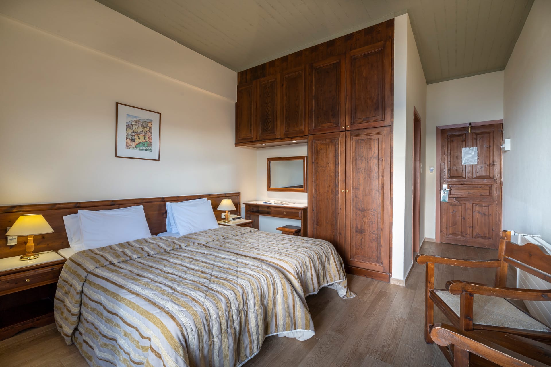 Standard Delphi Valley View Room