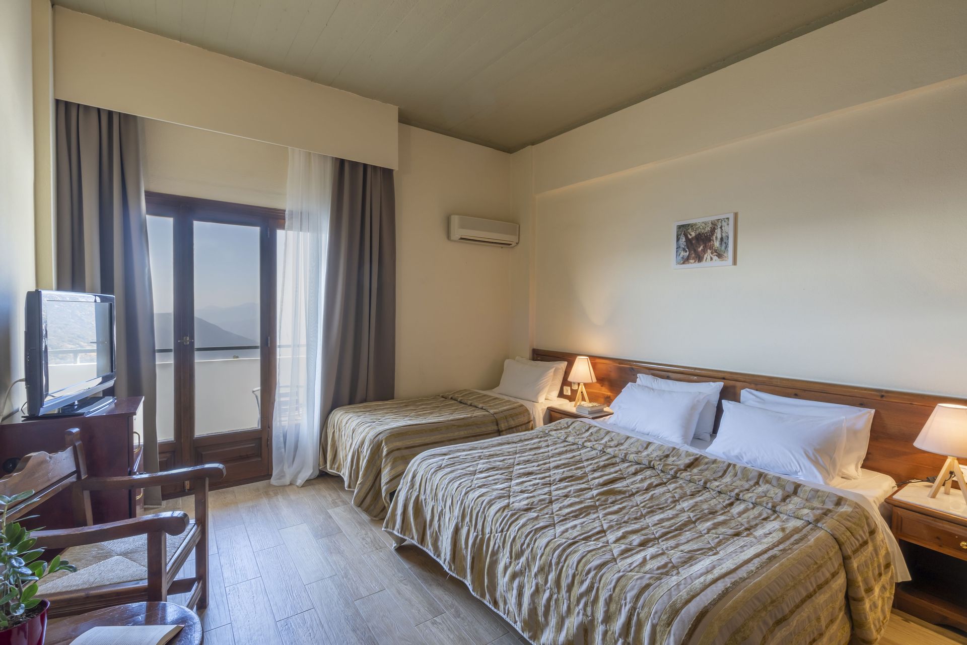 Standard Triple Delphi Valley View Room