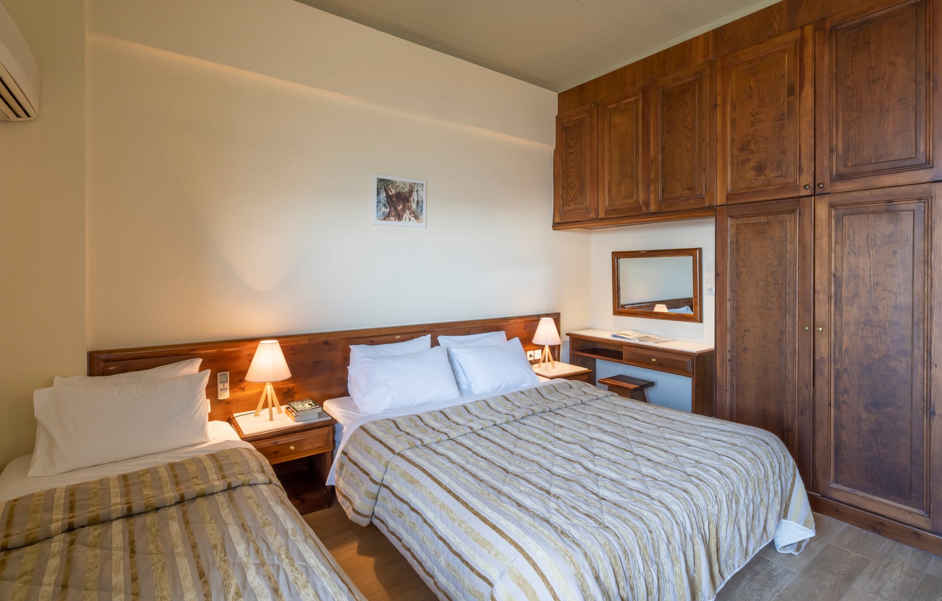 Standard Triple Delphi Valley View Room