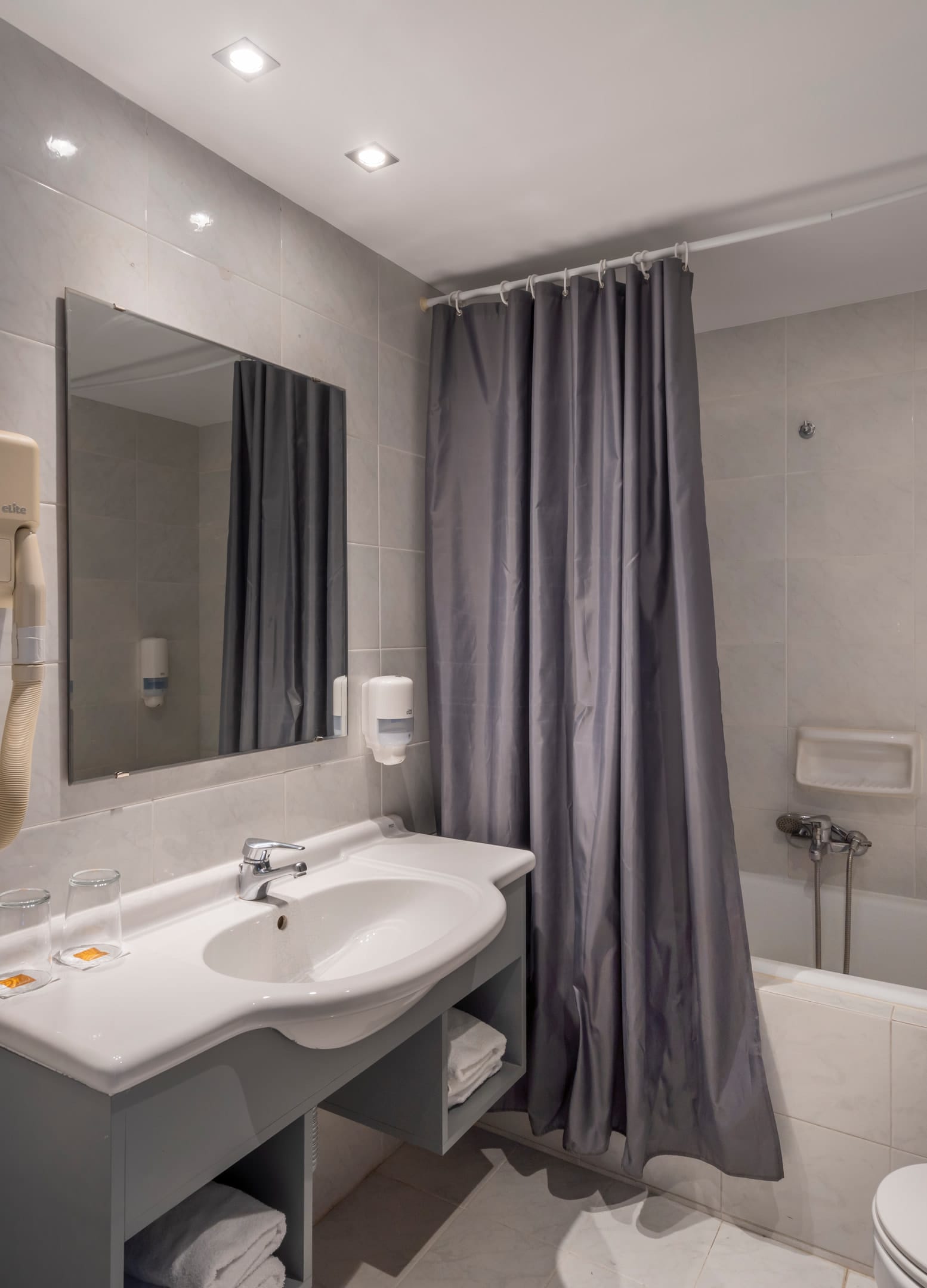 Standard Triple Delphi Valley View Room