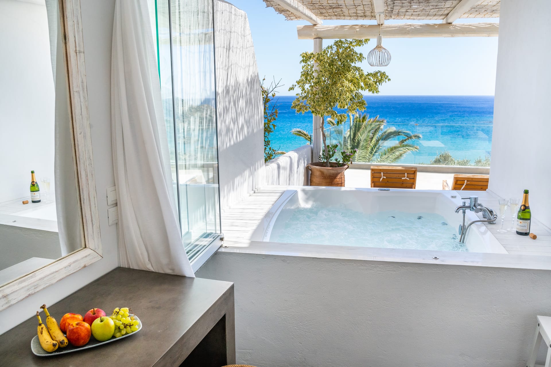 Deluxe suite Poseidon Blue with outdoor jacuzzi