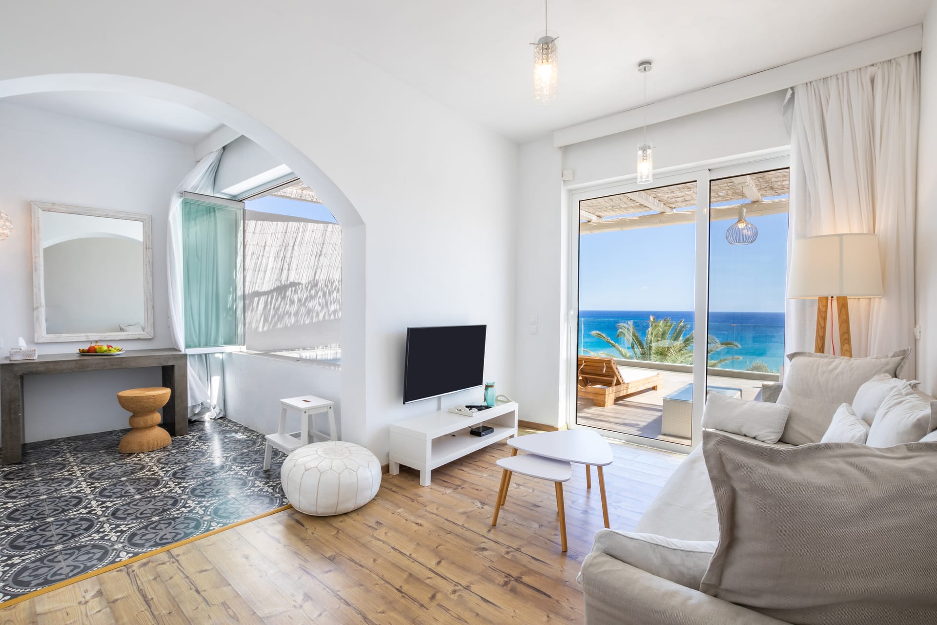 Deluxe suite Poseidon Blue with outdoor jacuzzi